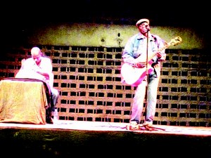 Boubacar Traoré dit Kar Kar lors de son spectacle à Blonba