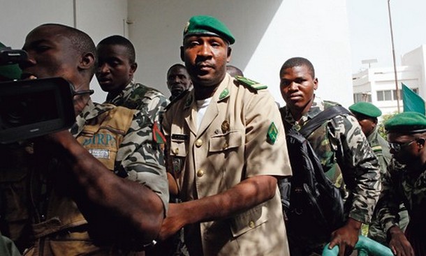 Amadou Haya Sanogo (au centre), avec ses soldats, lors d'une manifestation de soutien à la junte, mercredi à Bamako. Crédits photo : Rebecca Blackwell/AP