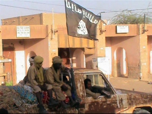 Contrairement aux apparences, les rebelles touaregs (ici du groupe islamiste Ansar Eddine) sont beaucoup mieux équipés que l'armée malienne © France 2/AFP/Archives