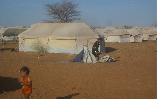 Les réfugiés du conflit au Mali cherchent des abris provisoires sous des tentes dans le nord-est de la Mauritanie.