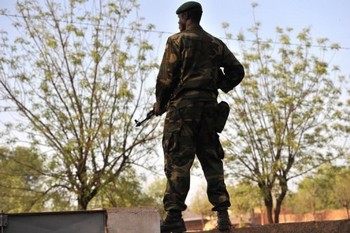 Un soldat monte la garde au camp militaire de Kati