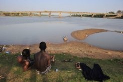 Des homme sur le bord du fleuve Niger près de Niamey  © AFP