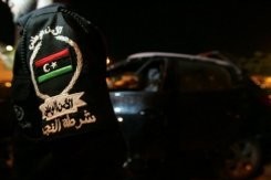 Un policier libyen sur les lieux d'un attentat à Benghazi  © AFP