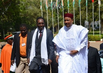 Le président du gouvernement par intérim malien Dioncounda Traoré et le président nigérien Mahamadou Issoufou (d) à Niamey le 2 décembre 2012  © AFP 