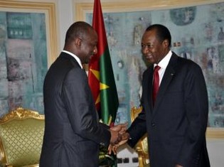 Tieman Coulibaly , ministre malien des Affaires étrangères (g),reçu par le président burkinabè Blaise Compaoré, médiateur dans la crise malienne, à Ouagadougou, le 3 novembre 2012. AFP
