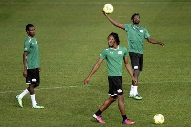 Les joueurs burkinabè dont Jonathan Pitroipa (g) lors d'un entraînement le 9 février 2013 au Soccer City de Soweto.  © AFP