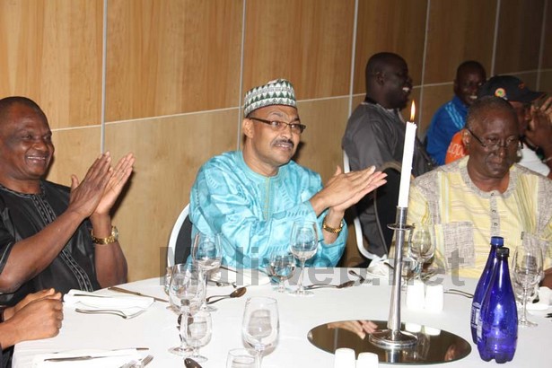 Le ministre Hamèye Founé entouré (G D) par le député de Bougouni et le président de Malifoot, Hamadoun K Cissé lors du dîner offert par Orange-Mali, après la victoire des Aigles face au Niger