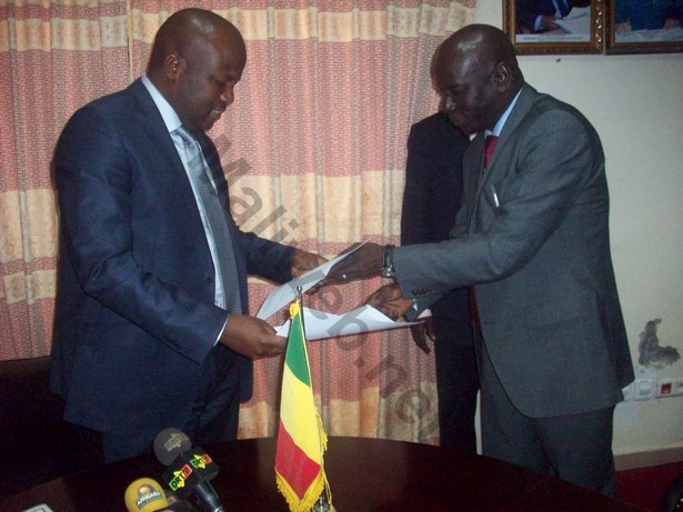 Echange de documents entre le ministre Malick Coulibaly  et le chef de la section de la coopération internationale de la CPI, Amady Ba