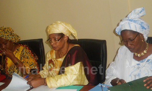 La présidente du Groupe Pivot et Citoyenneté de l'OPF, Mme Kama Sakiliba, hier face à la presse au CNDIFE
