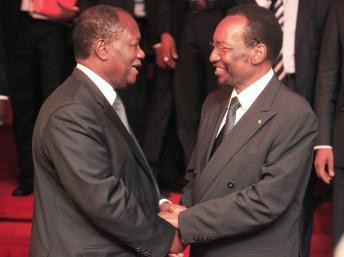Le président ivoirien de la Cédéao Alassane Ouattara et le président malien par intérim Dioncounda Traoré, le 19 janvier 2013 à Abidjan. REUTERS