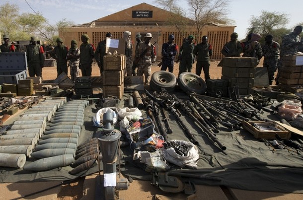 Une partie des armes découvertes dans les caches jihadistes ,exposées dans le centre de Gao. - AFP