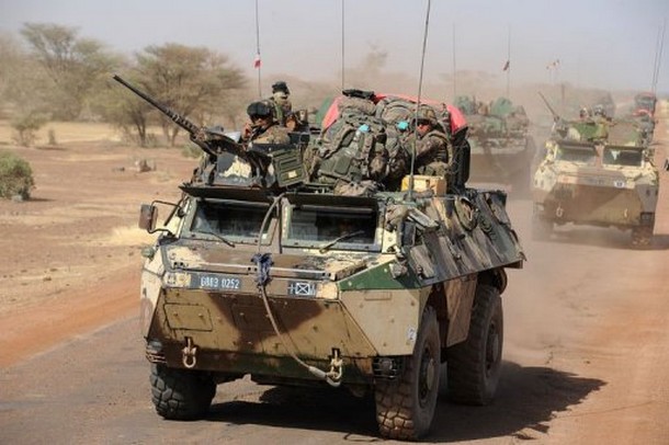 Un convoi de soldats français en direction de Gao, le 7 février 2012 au Mali  © AFP