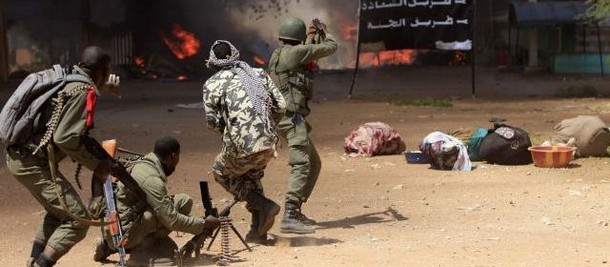 Un attentat à la voiture piégée visant des rebelles touareg et des civils a été commis vendredi matin à Inhalil, près de Tessalit, dans le nord-est du Mali, faisant au moins cinq morts. A Gao (photo), les combats ont fait jeudi au moins 15 morts parmi les terroristes.  | (AFP/FREDERIC LAFARGUE)