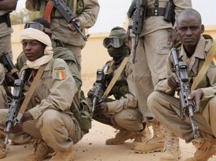 Des soldats tchadiens à l'aéroport de Gao, le 28 janvier 2013. REUTERS/
