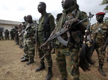 Des soldats des forces républicaines ivoiriennes lors d'une patrouille à Dabou, le 16 août 2012. REUTERS
