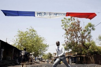 Drapeau français avec un texte remerciant la France, le 12 mars 2013 dans une rue de Bamako (Photo Kenzo Tribouillard. AFP)