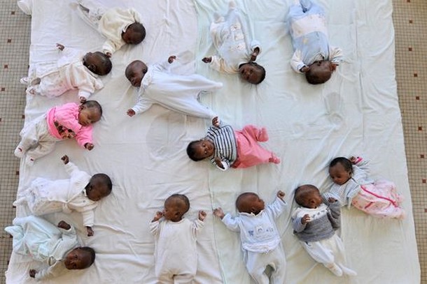 Les bébés d'une pouponnière, à Dakar (Sénégal). | Georges Gobet/AFP
