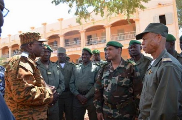 Le Gal Honoré Traoré rend visite aux militaires burkinabè du bataillon BADENYA (vendredi 22 février 2013) à Markala