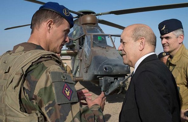 Jean-Yves Le Drian, ministre de la Défense, le 7 mars 2013 au Mali. ARNAUD ROINE/ECPAD/SIPA