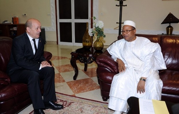 Le ministre français de la Défense Jean-Yves Le Drian s`est entretenu avec les autorités de transition maliennes vendredi 08 mars 2013 à Bamako