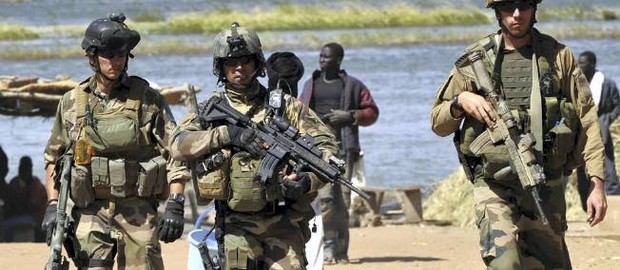 Des soldats français combattant au Mali. © SIA KAMBOU / AFP