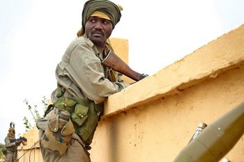 Des Soldats tchadiens sécurisent l'aéroport de Gao, le 27 janvier. La plupart des 2 000 militaires de leur contingent ont rapidement quitté la ville pour les combats dans le nord du Mali. Crédits photo : Ghislain Mariette/ECPAD