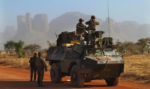 Des soldats français près de Douentza (Mali), le 7 février 2013 D.LEWIS / REUTERS