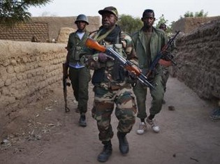 Des soldats maliens patrouillent dans Kadji, le 1er mars 2013. REUTERS