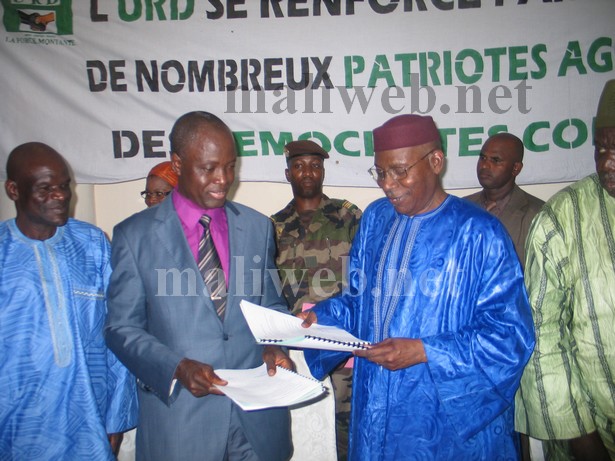 Younoussi Touré (à droite) et Daouda M. Koné, lors de la signature du protocole
