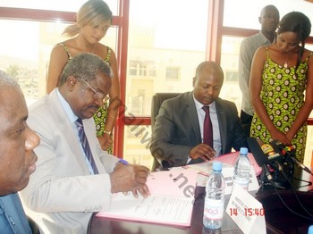Le ministre Tieman Coulibaly et le ministre Bréhima Tolo et le DG de Planor-Afrique, Abdoulaye Compaoré,, lors de la signature (photo archives)