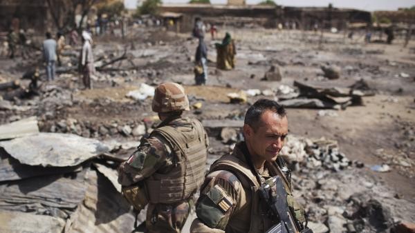 Des Français surveillent l'endroit où se trouvait le marché principal de Gao, détruit lors de combats entre jihadistes et forces françaises quelques jours plus tôt. Photo: 2 mars 2013. REUTERS/Joe Penney