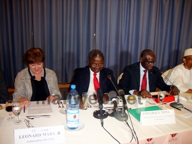 Le ministre de l'Economie et des finances, Tienan Coulibaly (C) lors des travaux. Il est entouré de l'ambassadrice des  USA au Mali et du président du REAO-Mali, Djibril B Tabouré