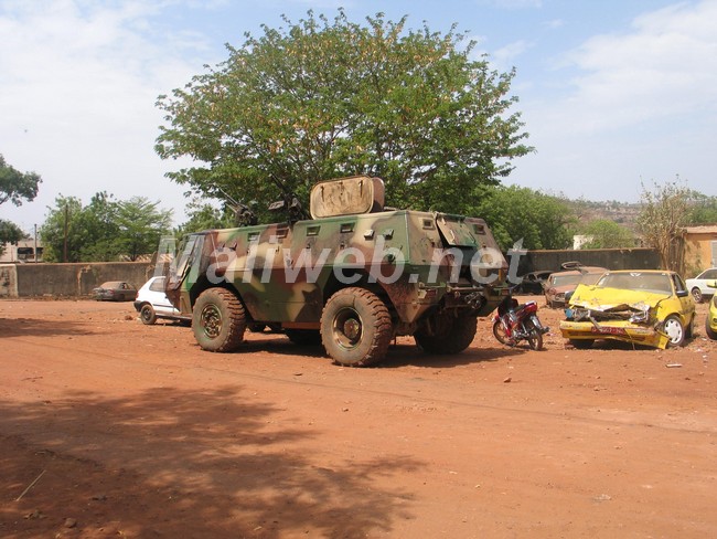 Un BRDM de l'armée en position dans la cour du GMS, photographié le dimanche matin. (maliweb.net)