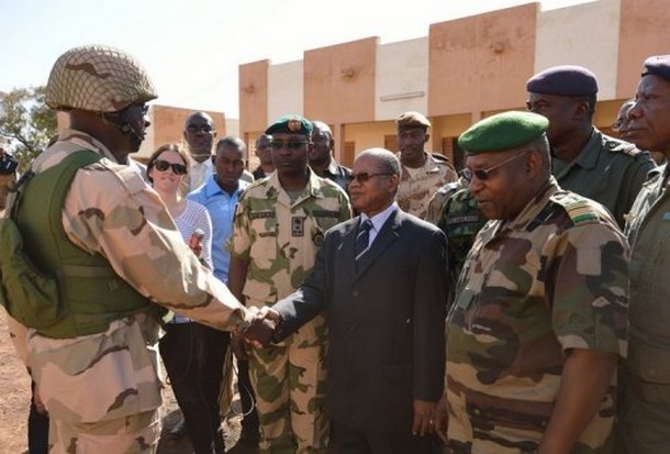 Le Premier ministre malien par intérim, Diango Cissoko, salue des troupes le 19 janvier 2013 à Bamako  © AFP