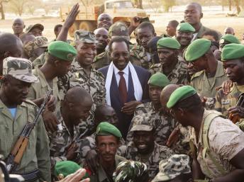 Le président par intérim Dioncounda Traoré pose au milieu des troupes maliennes, le 13 avril 2013 REUTERS
