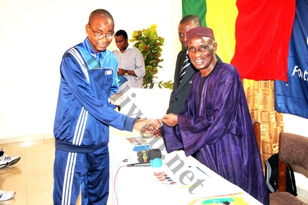 Le vice-président de Malifoot, Boubacar Touré remettant remettant un diplôme à un récipendiaire