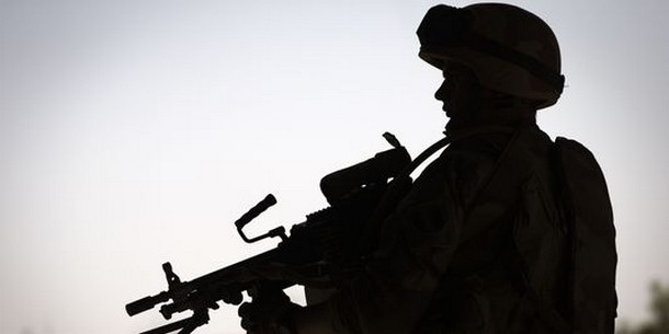 Soldat français positionné à Gao, près du fleuve Niger, jeudi 4 avril 2013. | JOEL SAGET/AFP