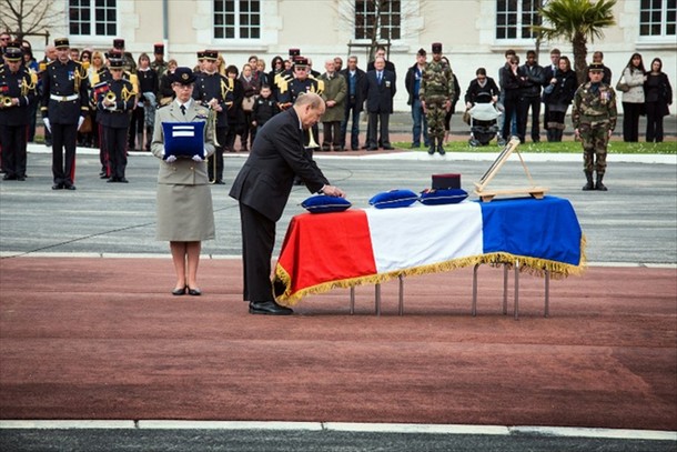 Le ministre de la Défense, Jean-Yves Le Drian, a rendu hommage mardi à Aubagne (Bouches-du-Rhône) au 6e soldat français mort au Mali 