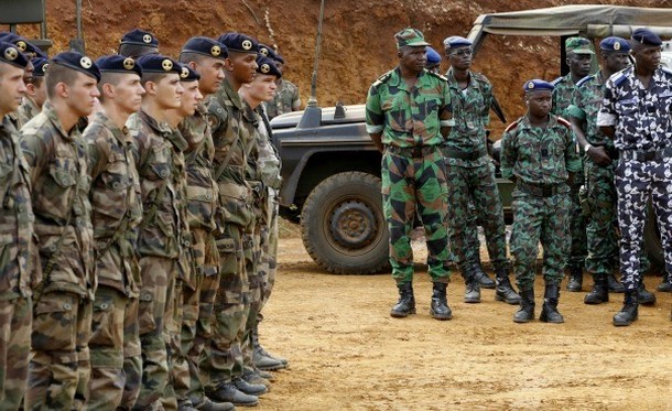 Soldats français et soldats ivoiriens avant un entraînement militaire (REUTERS/Luc Gnago)