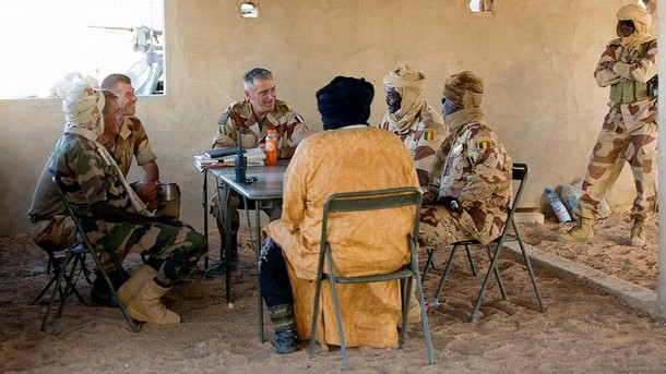 "Rencontre sur le terrain entre le général français Bernard Barrera, patron de la composante terrestre de Serval et ses homologues tchadiens."