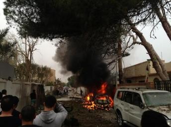 Ce mardi matin, devant l'ambassade de France à Tripoli. Ehab / Twitter
