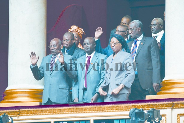 Le président de l'Assemblée nationale par interim (G) en compagnie des députés maliens et de cadres lors d'une visite au parlement français