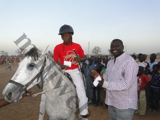 Mamadou N’Diaye remettant un prix au vainqueur du grand prix Haidara