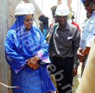  Mme le ministre de l’emploi en visite de chantier à la Maison des artisans de Mopti 
