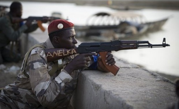 Des soldats maliens prennent position après une fausse alerte signalant des jihadistes du Mujao, le 13 avril 2013 à Gao  © AFP