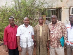 Les responsables de la Croix Rouge malienne et ceux du lycée Fily Dabo Sissoko, posant dans la cour de l'établissement