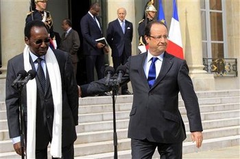Le président par intérim du Mali Dioncounda Traoré, reçu vendredi par François Hollande à l'Elysée. /Photo prise le 17 mai 