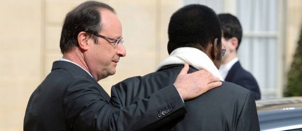 François Hollande raccompagne le président malien de transition, Dioncounda Traoré, après un entretien à l'Élysée, le 17 mai.