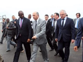 Laurent Fabius (à droite) a été accueilli à l'aéroport de Bamako par son homologue malien Tieman Hubert Coulibaly, le 28 mai 2013.