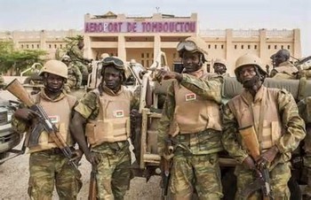 Des soldats de la Misma à l'aéroport de Tombouctou